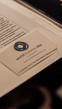 Broche circular azul