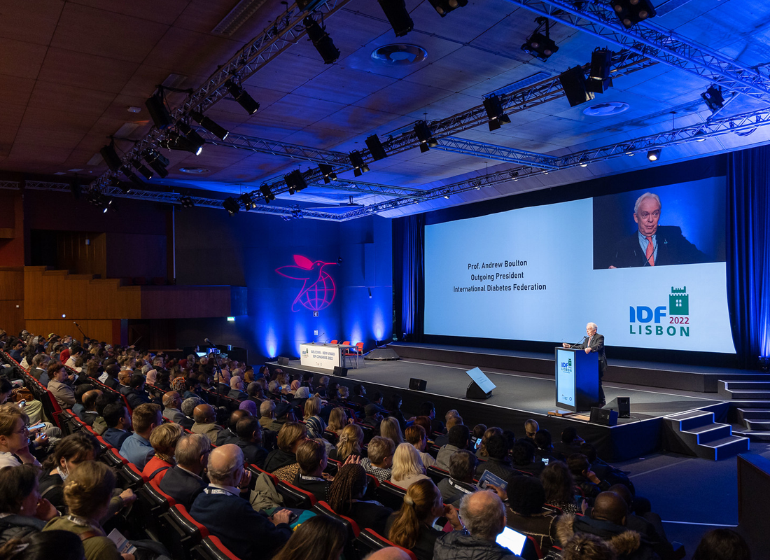 Profesor Andrew Boulton, FID Presidente 2020-2022 en la ceremonia de apertura de FID Congreso Mundial de Diabetes  2023 en Lisboa