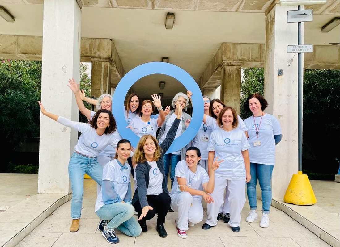 profesionales sanitarios de pie con un círculo azul gigante