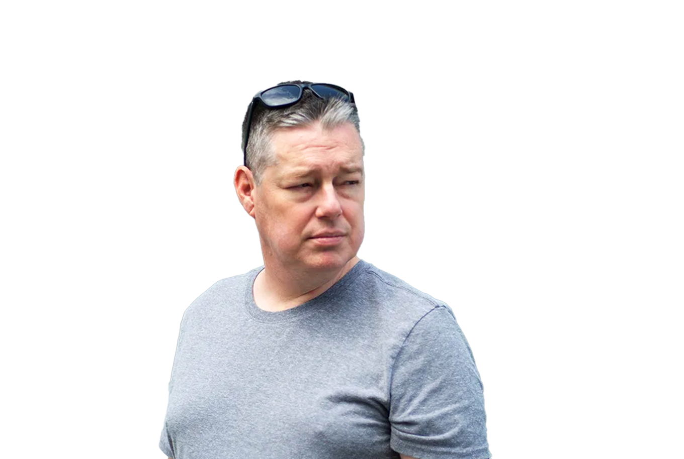 Homme d'âge moyen en t-shirt gris avec des lunettes de soleil sur la tête.
