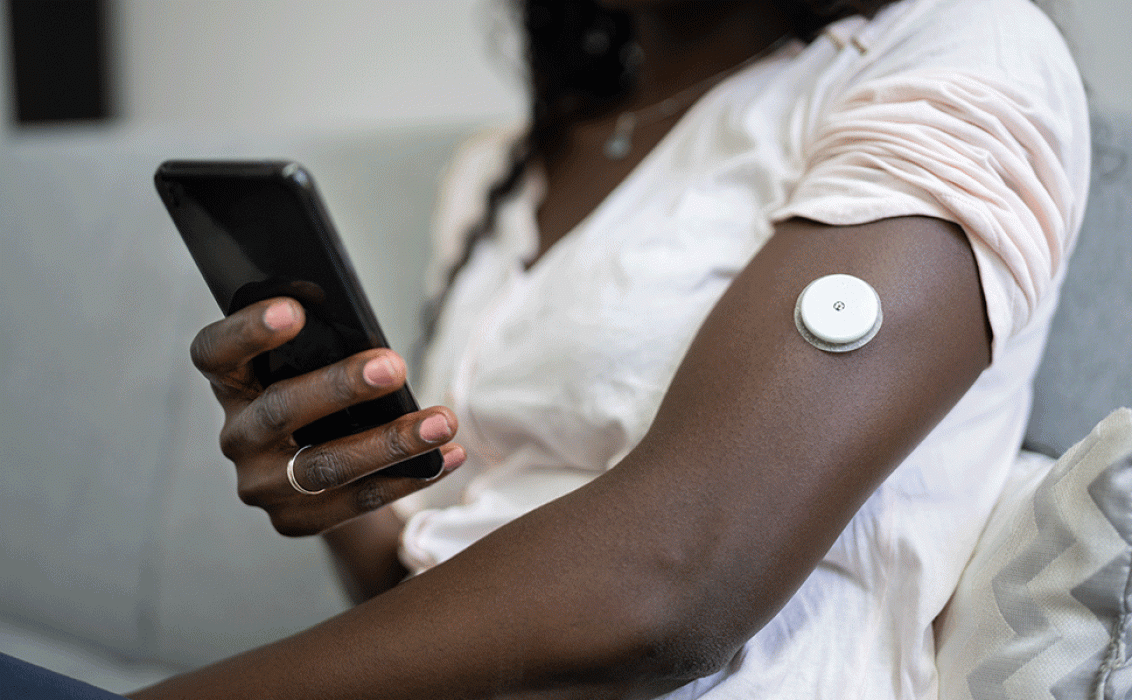 Femme africaine avec capteur de SGC et application pour smartphone