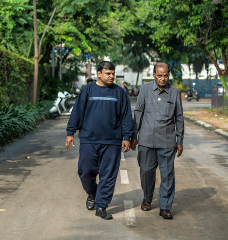 Père et fils marchant sur le trottoir
