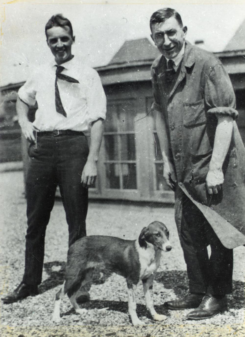 Fotografía de F.G. Banting y C.H. Best con un perro en el tejado del Edificio Médico