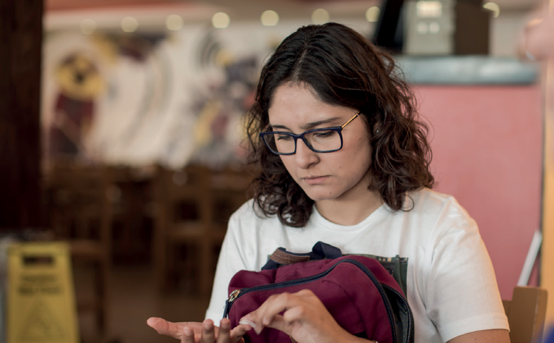 Jeune fille testant son taux de glucose avec une piqûre au doigt.