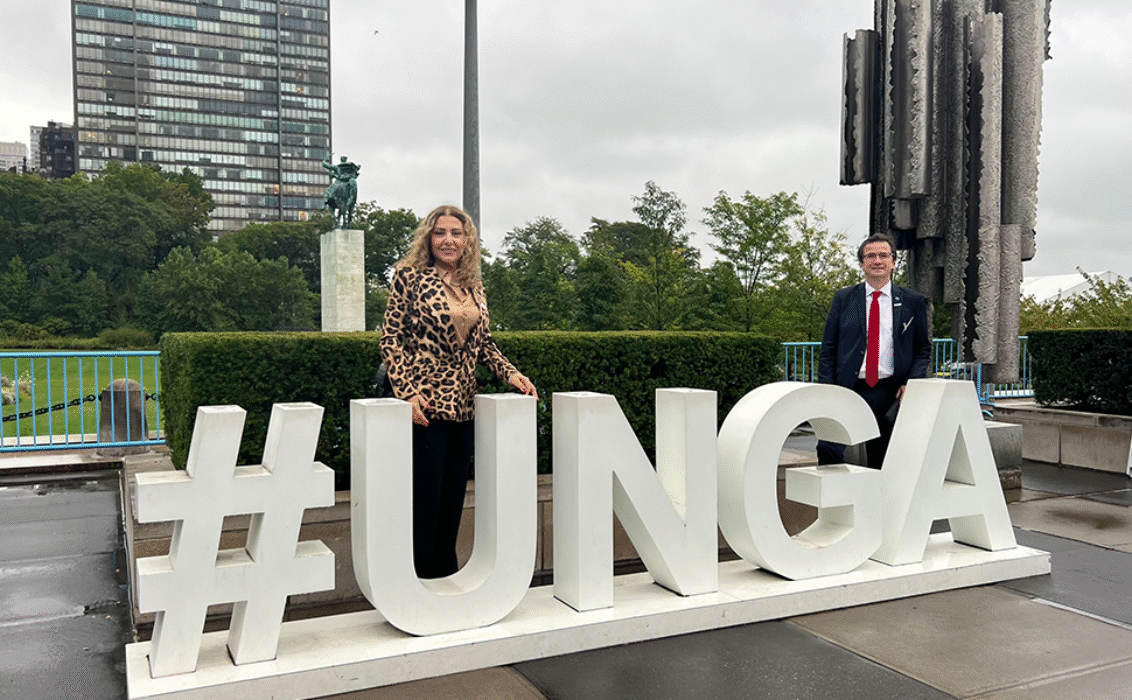 Peter Schwarz et Jackie Maalouf devant le bâtiment des Nations Unies à New York