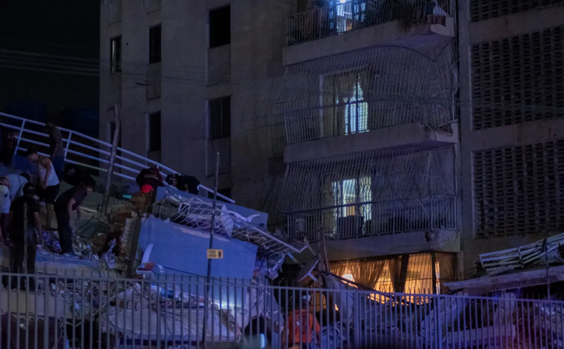 Una imagen de los equipos de rescate rebuscando entre los escombros tras dos terremotos consecutivos ocurridos en Venezuela el 24 de junio.