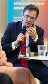 IDF President Peter Schwarz speaking at an advocacy event