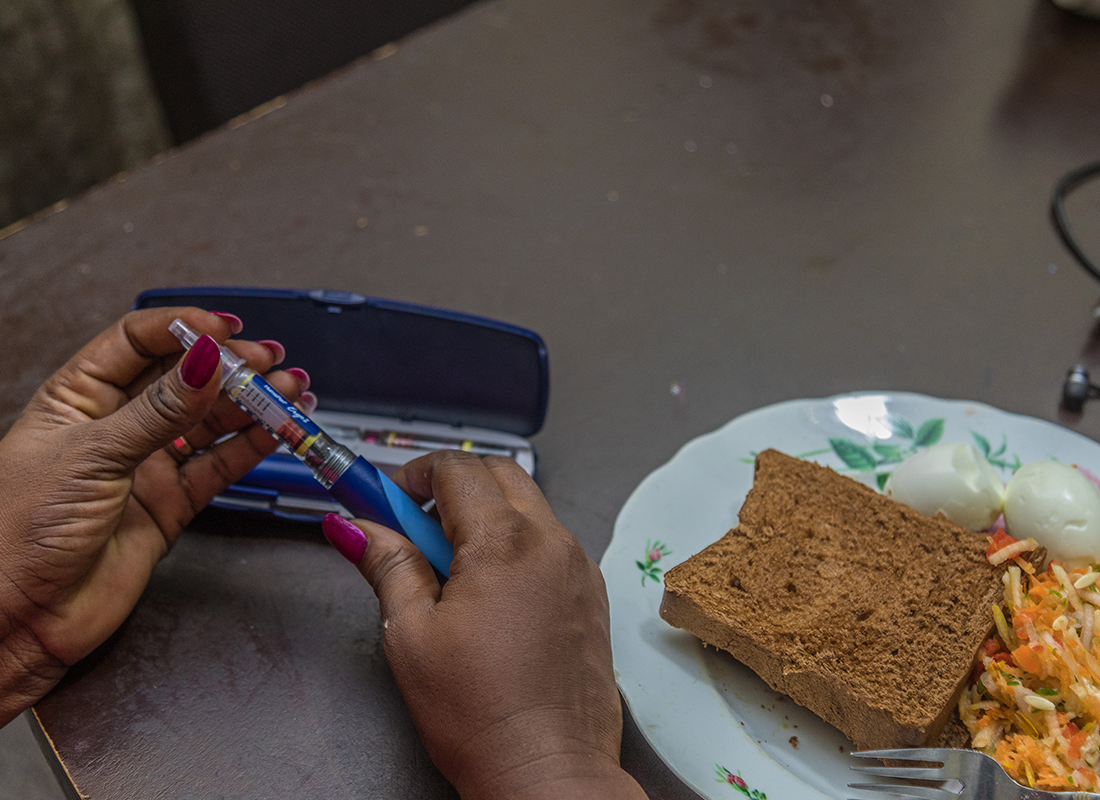 Preparación de una inyección de insulina antes de una comida.
