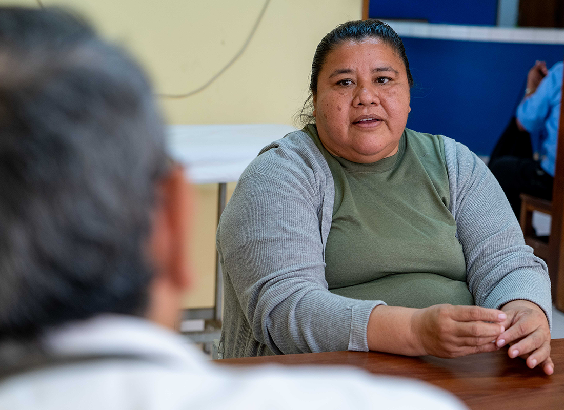 Mujer en una consulta con un profesional sanitario